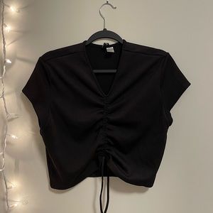 H&M cropped ribbed shirt with rouched front.